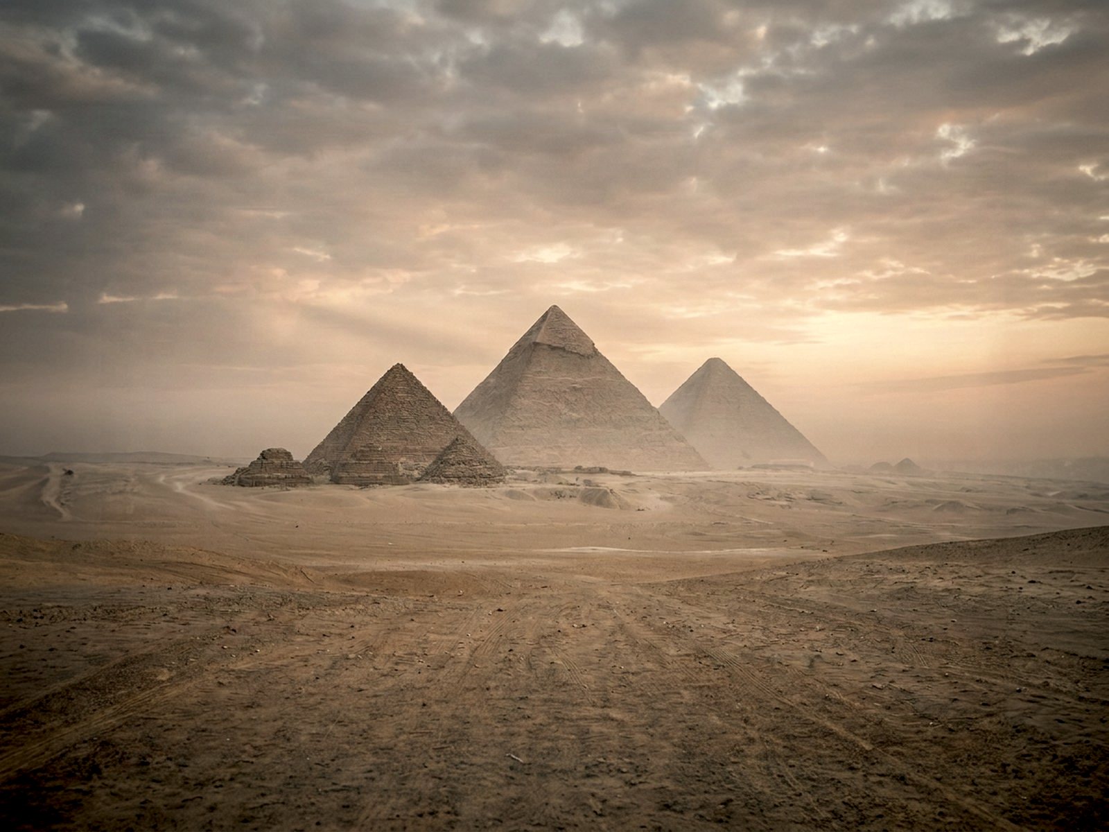 Die Pyramiden von Gizeh in der Wüste – Sinnbild für langlebige Bauwerke